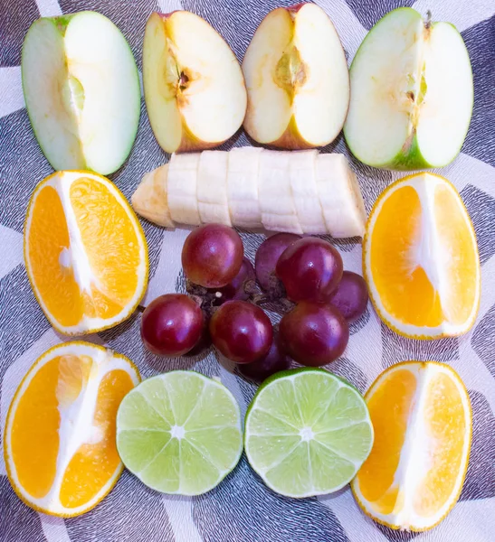 Jeruk Pisang Lemon Apel Dan Anggur Diiris Setengah Tampilan Atas — Stok Foto