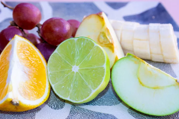 Jeruk Pisang Lemon Apel Dan Anggur Diiris Setengah Dekat — Stok Foto