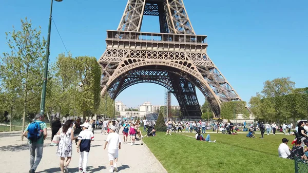 Paris Sokaklarında Yolculuk — Stok fotoğraf