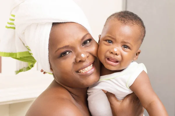 Mutter hält weinendes Baby nach Bad — Stockfoto