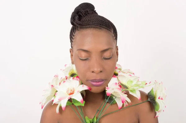 Porträtt av kvinnans ansikte med en krans av blommor isolerade på Li — Stockfoto