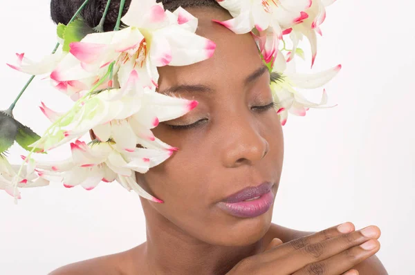 Ansikte av kvinna med blommor på huvudet — Stockfoto