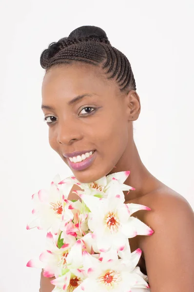 Retrato de mujer hermosa con flor, aislado en el respaldo de luz — Foto de Stock