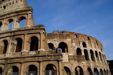 Roma'da derin mavi gökyüzü arka plan üzerinde Antik kolezyum kalıntıları