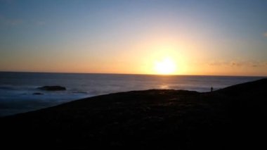 İnsanlar balıkçılık ve bulutlar ile okyanus kaya kıyısında Inspirational Sunset Timelapse 