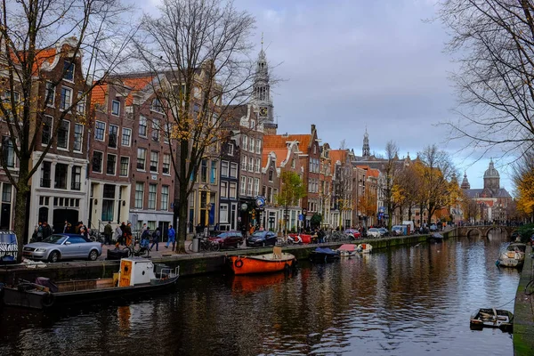 Amsterdam geleneksel kanallar mavi gökyüzü üzerinde su yansımaları ve tekneler ile mimari evler
