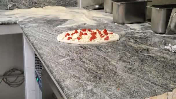 Bărbați Brutar Mâini Face Pizza Gourmet Utalian Restaurant — Videoclip de stoc