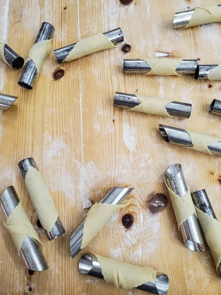Ahşap mutfak tahtası duvar kağıdı lezzetli İtalyan geleneksel cannoli hazırlık