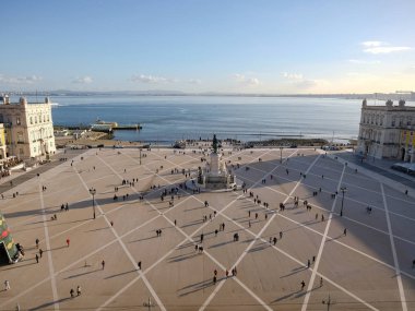 Lizbon Commercio Meydanı'nın havadan görünümü insan turistlerin kalabalığı, Avrupa'nın şehri