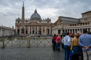Aziz Peter Bazilika Meydanı'nda bekleyen insan turistler kalabalık, Roma Vatikan şehir