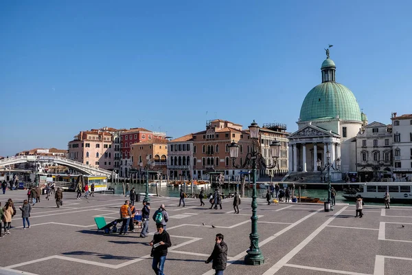 Люди Туристи Прогулюючись Площі Над Венеційських Каналів Традиційної Архітектури Церквою — стокове фото