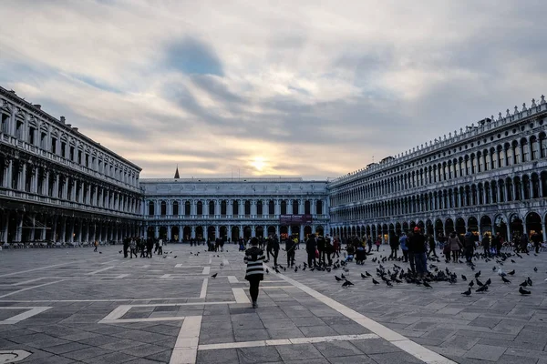Venedik, gün batımı saatinde turist grubu ile ünlü San Marco Meydanı geniş görünümü, İtalya 