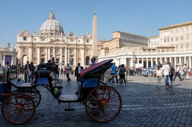 Aziz Peter Basilic Meydanı'nda dolaşan kalabalık insanlar, at arabası,Roma Vatikan