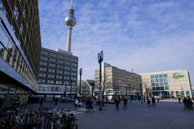 Alexander platz, Berlin, modern mimari ve bisiklet parkı ile meydanın etrafında yürüyüş insanlar
