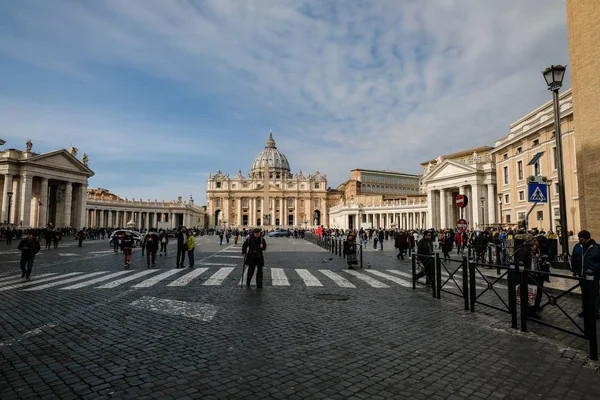 People Tourists Crowd Walking Saint Peter Basilic Square Rome Vatican — Stock Photo, Image