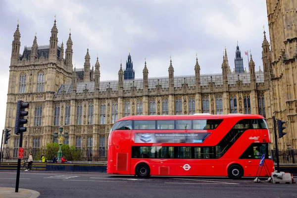 Westminster Big Ben Palace üzerinde Londra ünlü kırmızı otobüs taşımacılığı, İngiltere seyahat hedef