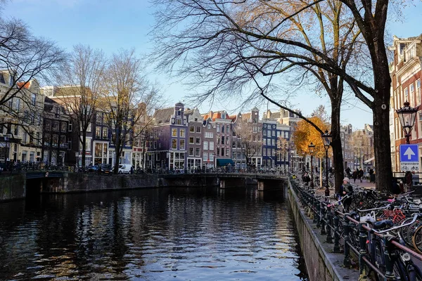 Amsterdam şehir kanalları geleneksel mimari tekneli bisikletli, Holland Avrupa 'lı