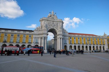 Lizbon ticaret meydanındaki şehir atmosferinde turistler ve toplu taşıma araçları, şehir yaşam tarzı