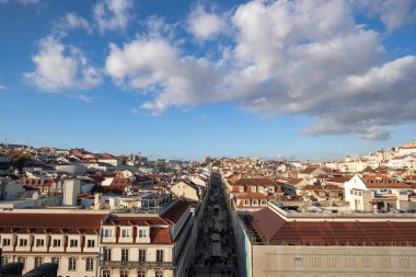 Lizbon şehrinin atmosferindeki ünlü rua augusta caddesinin havadan görünüşü, turist kalabalığı