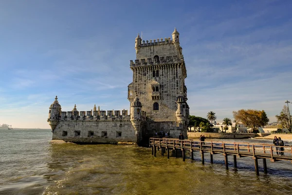 Lizbon nehir kenarındaki ünlü Belem Kulesi. Turistlerle dolu. Seyahat yeri. 