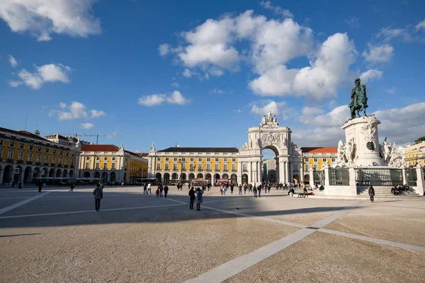 Lizbon ticaret meydanındaki şehir atmosferinde turist kalabalığı, Portekiz yaşam tarzı