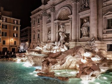 Roma, gece aydınlatmalı ünlü trevi fontain