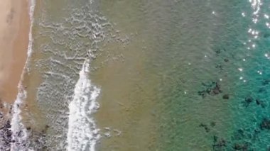 4k hava aracı vahşi kumsalda su sıçratan deniz dalgaları, akışkan hareket