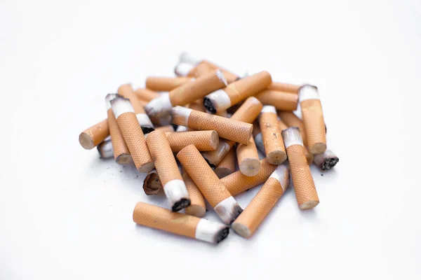 Isolerte sigarettstumper, røykavhengighetskonsept, usunn forurensning – stockfoto
