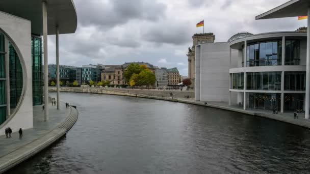 Berlino città reichstag vista sul fiume con la gente turisti e trasporti pubblici — Video Stock