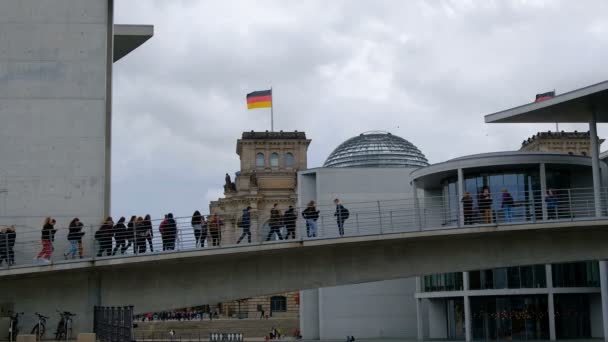 Berlín, školní výlet studenti chodí po mostě a fotí do Říšského sněmu — Stock video