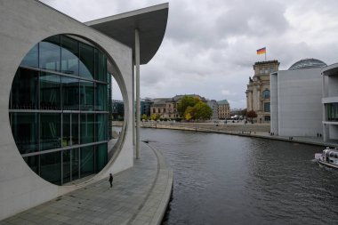 Berlin modern ve eski mimari manzara manzarası insanlar ve turistik tekneler, Reichstag inşaatı arka plan, Almanya