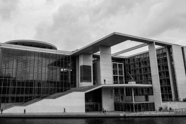 Ünlü Modern Mimari 'nin siyah beyaz manzarası Berlin şehir merkezinde yürüyen turistlerin bakış açısı.