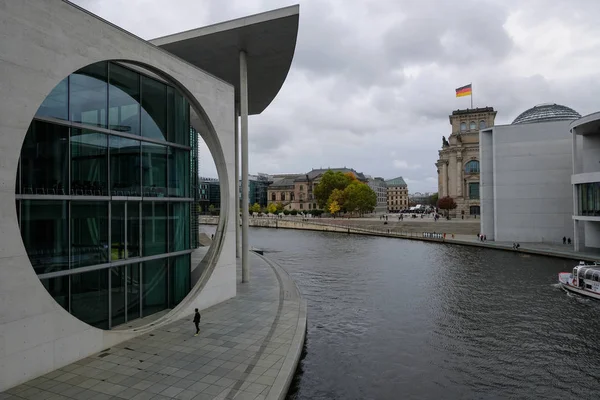 Berlín Moderní Stará Architektura Krajina Pohled Lidmi Turistické Lodě Říšský — Stock fotografie