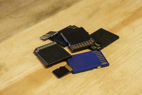 Stapel von Tech-Speicherkarten-Geräten, sd mmc microsd, Speicherwerkzeuge — Stockfoto