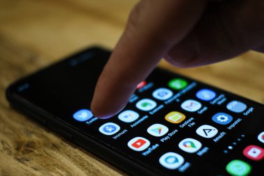Roma, İtalya - 8 Haziran 2020: İtalyan covid19 temas kurma uygulaması akıllı telefon mağazası, coronavirus hastalığı teknolojisi