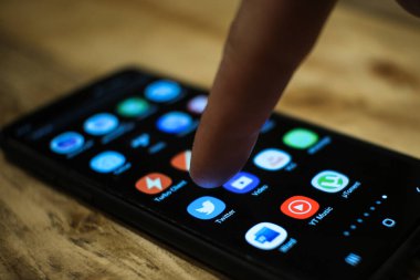 Roma, İtalya - 8 Haziran 2020: Twitter 'da akıllı telefon uygulama simgesini kullanan adam dünya haberlerini ve sosyal ağları kontrol ediyor