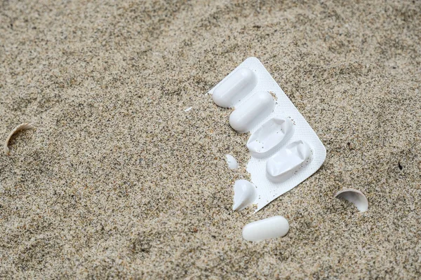 Recipiente blister medicina plástica descartado poluição na costa do mar arenoso, cilento — Fotografia de Stock