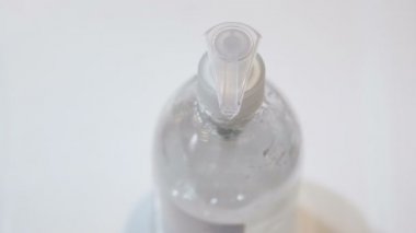 Tıbbi alkollü el dezenfektanı, korona virüsü enfeksiyonu olan bir adam.