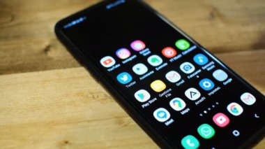 Adam akıllı telefon dükkanından yeni İtalyan covid19 kişi takip uygulaması indiriyor.