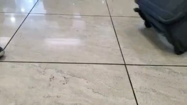 Havalimanı istasyonunda yürüyenlerin ayak görüntüsü, yoğun saat aralığı