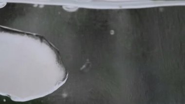 Şeffaf su bardağı buzları yavaş yavaş çözülüyor, soğuk içecekler, sıvı. 