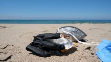 Tıbbi atık kirliliğinde deniz yengeci, COVID-19.Deniz kıyısında atık, koronavirüs