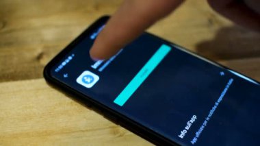Adam akıllı telefon dükkanından yeni İtalyan covid19 kişi takip uygulaması indiriyor.
