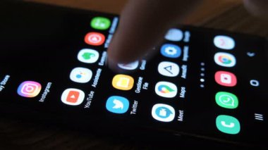 Twitter 'daki akıllı telefon uygulamasını dinleyen adam koz ve sosyal ağdaki haberleri kontrol ediyor