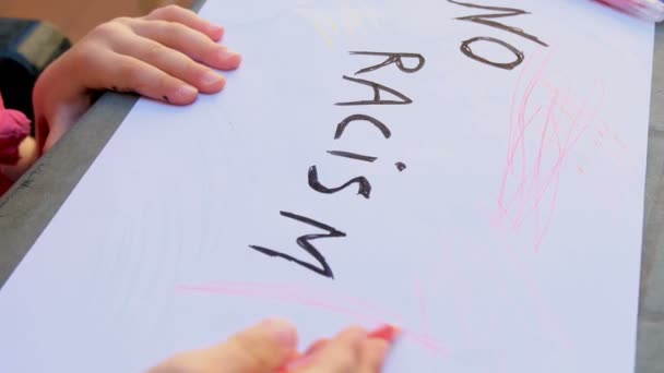 Róma, Olaszország - Június 14 2020: Gyermek lány festék rajz Nincs rasszizmus ellen faji megkülönböztetés, nincs rasszizmus — Stock videók