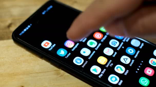 Adam akıllı telefon mağazası teknolojisinde yeni İtalyan covid19 kontak takip uygulaması kullanıyor. — Stok video