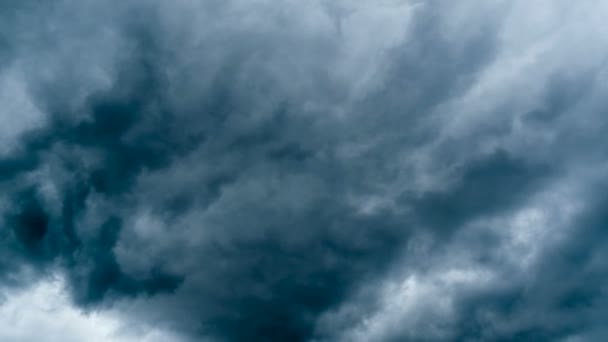 Temná bouřková mračna.Dramatická obloha, změna klimatu, letní bouře, časová prodleva — Stock video