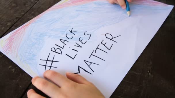 Kid boy pintura desenho para apoiar vidas negras matéria protesto nos EUA, sem racismo — Vídeo de Stock