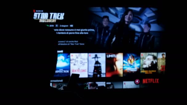 Man browsing smart tv netflix app series katalog, streaming videa, karanténa — Stock video