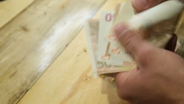 Üzletember számolás Euro pénz számlák az asztalon, európai gazdasági érték — Stock videók